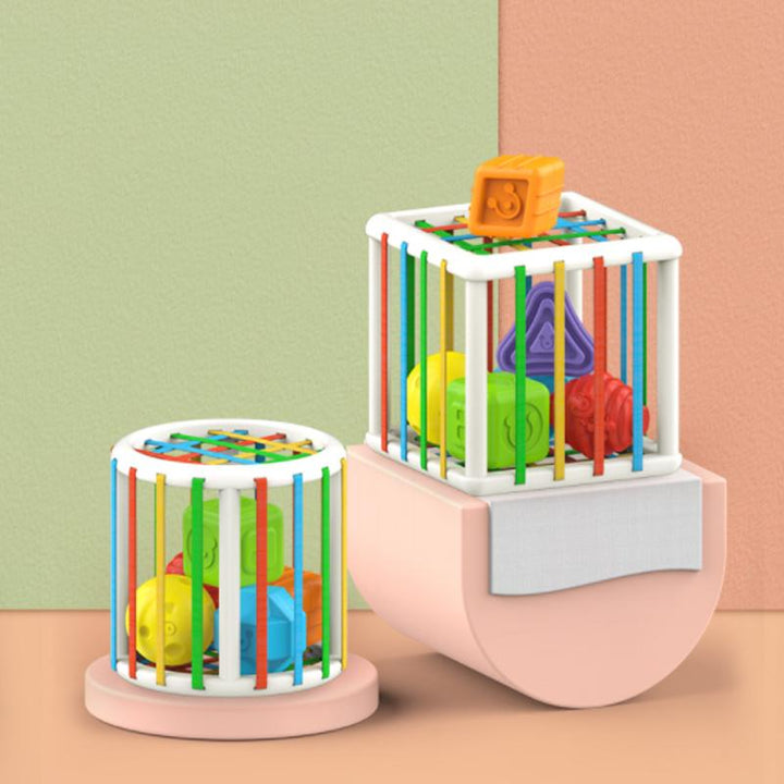Multifärgad pedagogisk barnleksak med sensoriska funktioner, runda hörn och elastiska rep för småbarns utveckling.