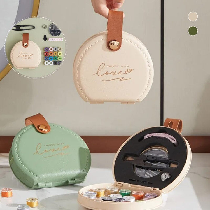 "Multifunktionell handhållen sömnadssats i beige och grön med nålar och trådar i en kompakt, lätt design."