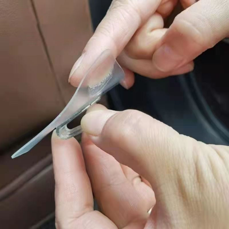 "Multifunktionella spännen fixerar bilmattor säkert, transparent och utan spår, med stark vidhäftning, 4x6cm, 5g."