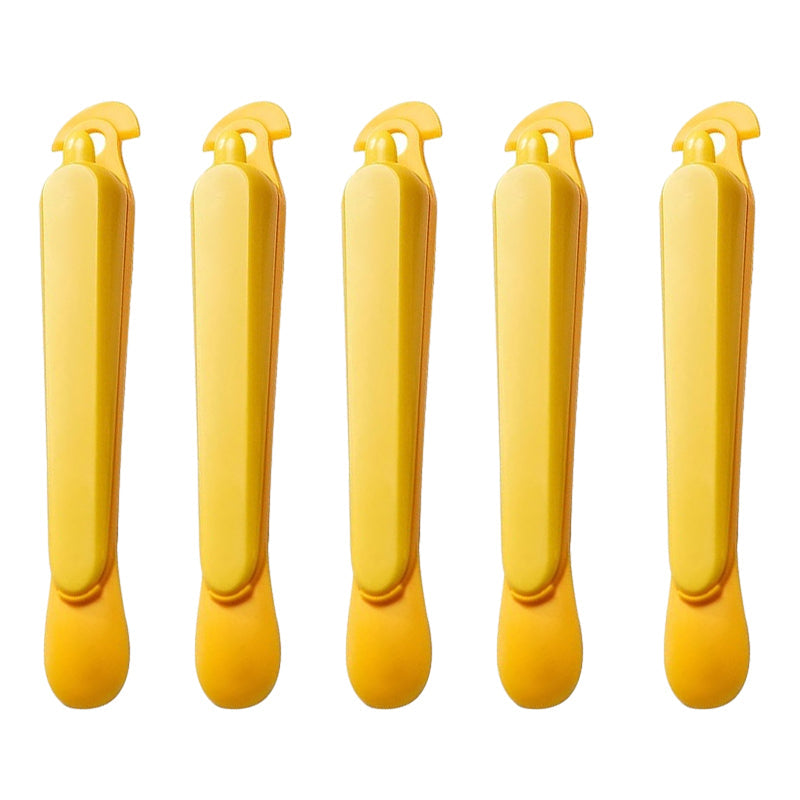 "Multifunktionellt fruktskalningsverktyg i grönt, hållbart material, perfekt för att enkelt skala frukt i köket."