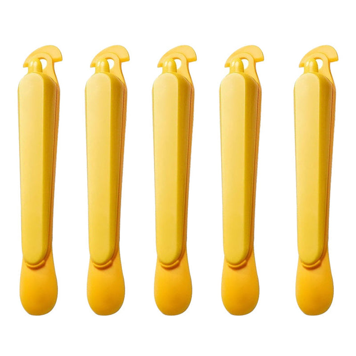 "Multifunktionellt fruktskalningsverktyg i grönt, hållbart material, perfekt för att enkelt skala frukt i köket."