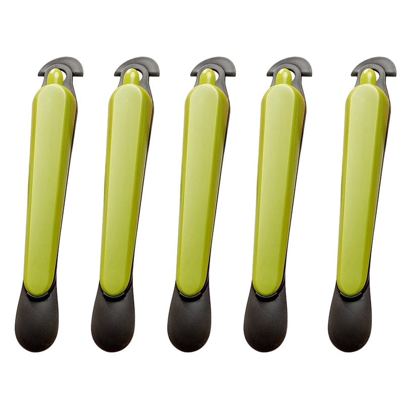 "Multifunktionellt fruktskalningsverktyg i grönt, hållbart material, perfekt för att enkelt skala frukt i köket."