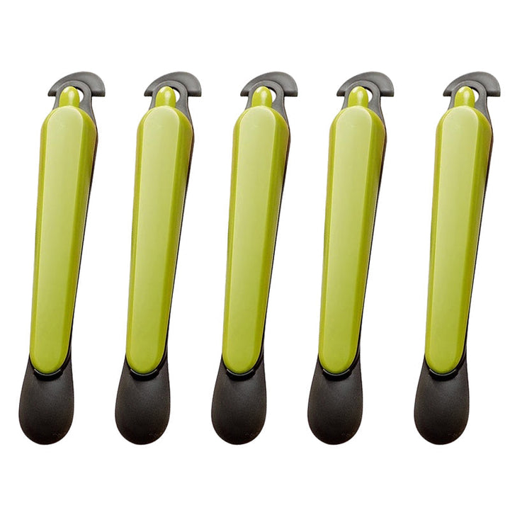 "Multifunktionellt fruktskalningsverktyg i grönt, hållbart material, perfekt för att enkelt skala frukt i köket."