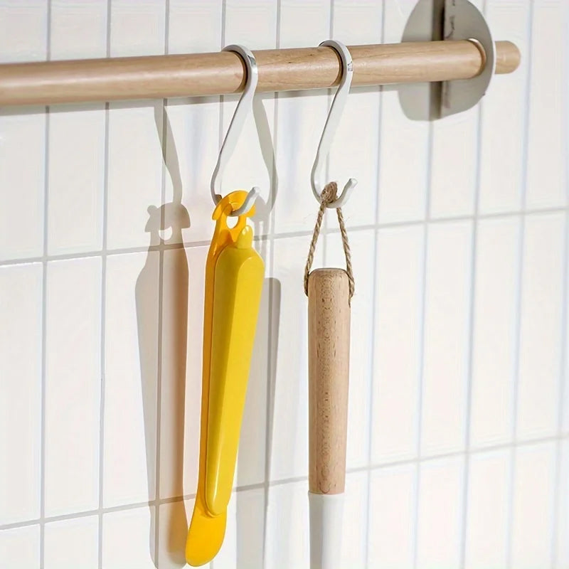 "Multifunktionellt fruktskalningsverktyg i grönt, hållbart material, perfekt för att enkelt skala frukt i köket."