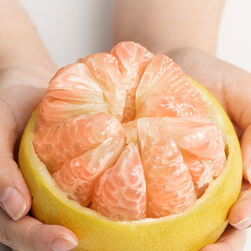 "Multifunktionellt fruktskalningsverktyg i grönt, hållbart material, perfekt för att enkelt skala frukt i köket."