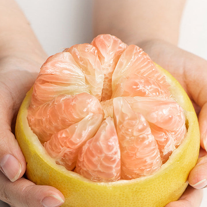 "Multifunktionellt fruktskalningsverktyg i grönt, hållbart material, perfekt för att enkelt skala frukt i köket."