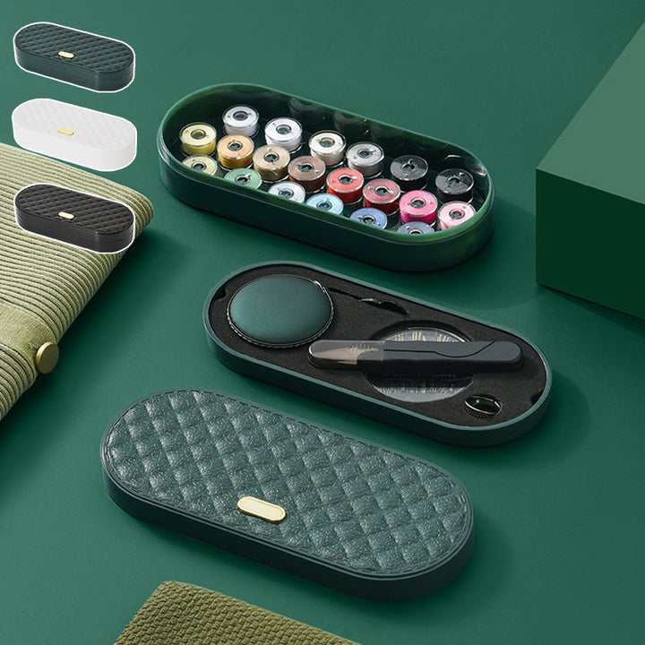 Multiverktygsset för sömnad, med synålar, saxar och färgglada trådar i organiserade fack, kompakt och bärbart.