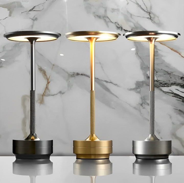 Portabel, elegant bordslampa med batteridrift. Modern design, mjukt ljus. Perfekt för hemmet.