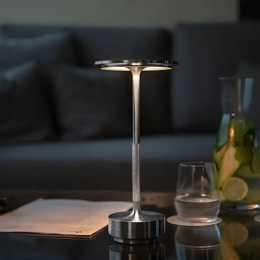 Portabel, elegant bordslampa med batteridrift. Modern design, mjukt ljus. Perfekt för hemmet.