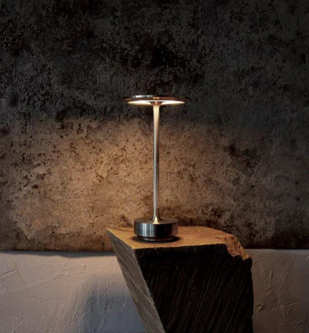 Portabel, elegant bordslampa med batteridrift. Modern design, mjukt ljus. Perfekt för hemmet.