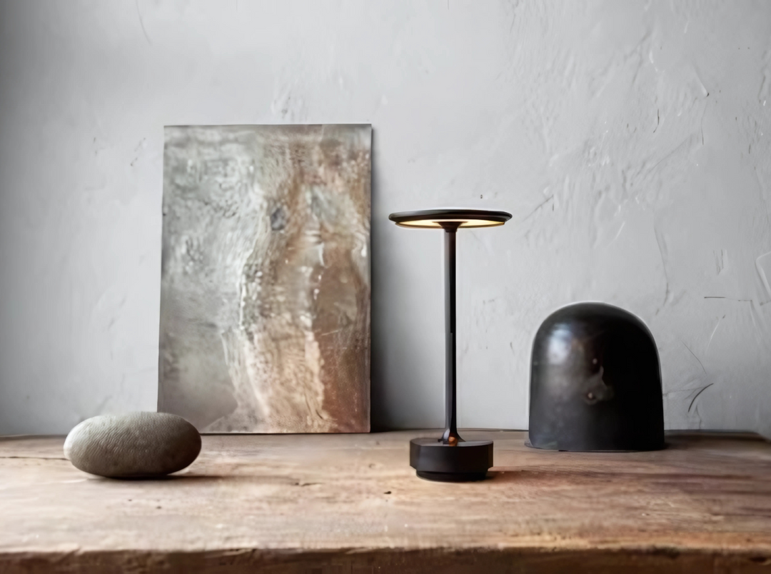 Portabel, elegant bordslampa med batteridrift. Modern design, mjukt ljus. Perfekt för hemmet.