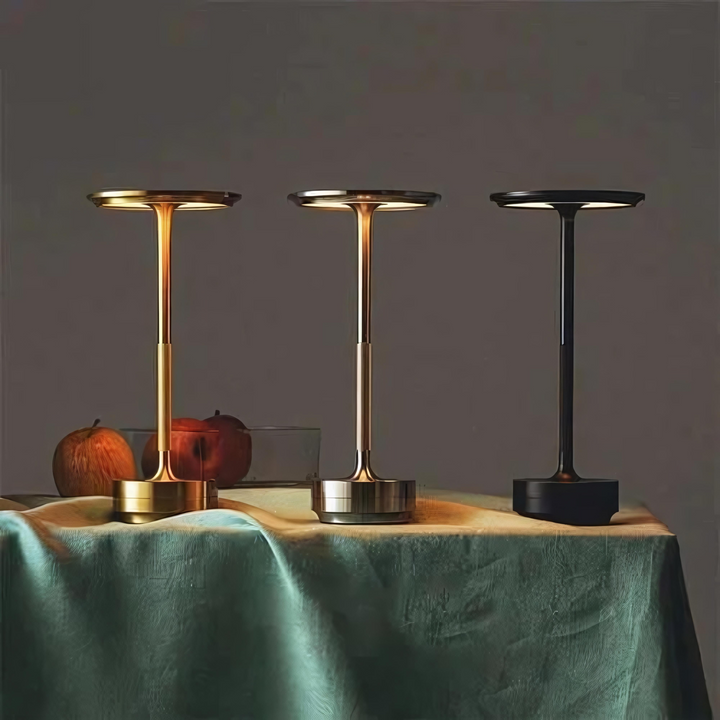 Portabel, elegant bordslampa med batteridrift. Modern design, mjukt ljus. Perfekt för hemmet.