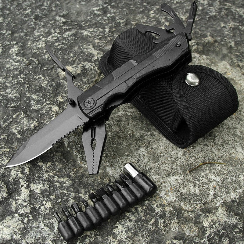 Portabel multifunktionell fällkniv av hållbart stål, kompakt design, ergonomiskt grepp, verktyg för utomhusäventyr.