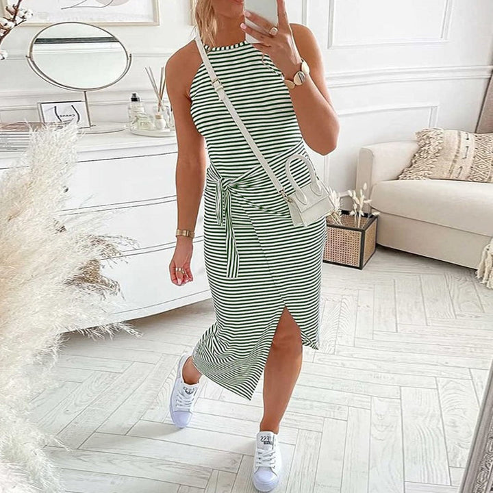 Randig, elegant sommarklänning för kvinnor med utsvängd design i livfulla färger, framifrån.