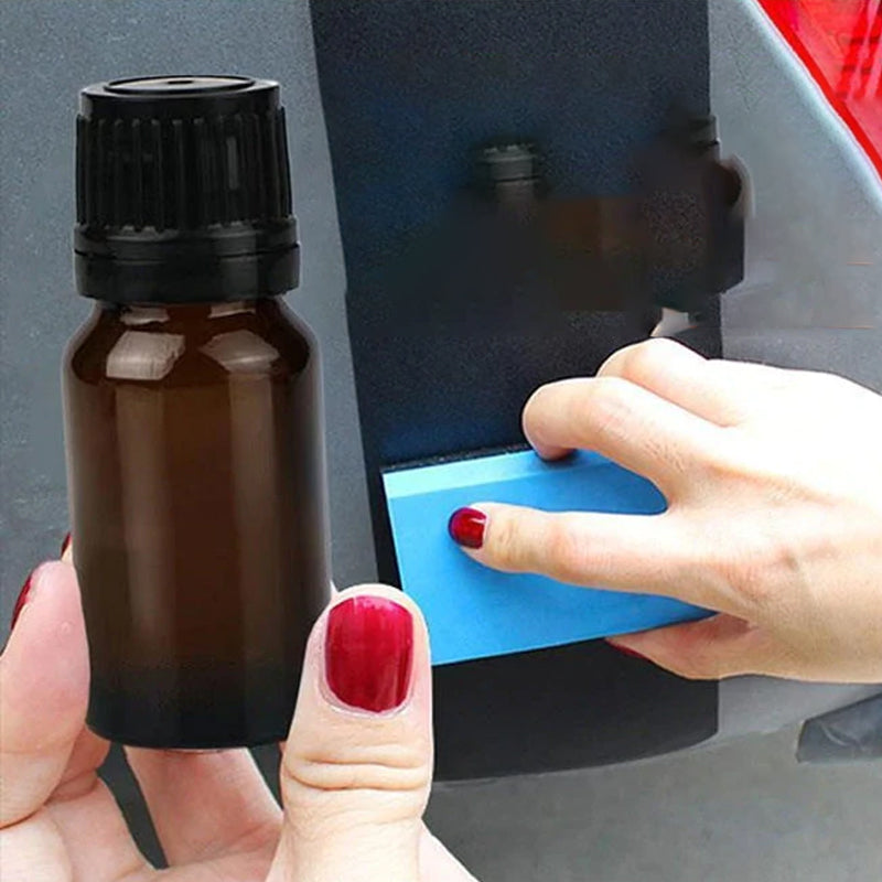 "Reparationsagent för plastdetaljer i bil, kapsel på 10 ml med applikator, perfekt för stötfångare och speglar."