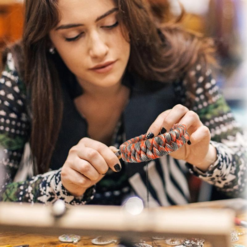 "Robust verktygssats för att skapa armband, inkluderar flera färgalternativ i gröna och orange toner för DIY-entusiaster."
