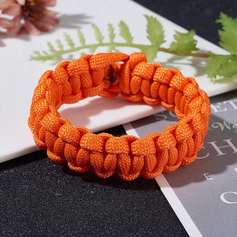 "Robust verktygssats för att skapa armband, inkluderar flera färgalternativ i gröna och orange toner för DIY-entusiaster."