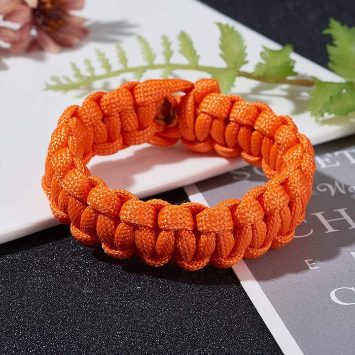 "Robust verktygssats för att skapa armband, inkluderar flera färgalternativ i gröna och orange toner för DIY-entusiaster."