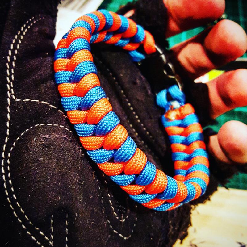 "Robust verktygssats för att skapa armband, inkluderar flera färgalternativ i gröna och orange toner för DIY-entusiaster."