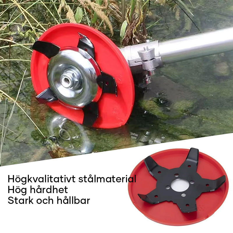 Röd multifunktionell ogrässkiva i stål och plast för trädgårdsarbete, med stjärnformat blad på grön bakgrund.