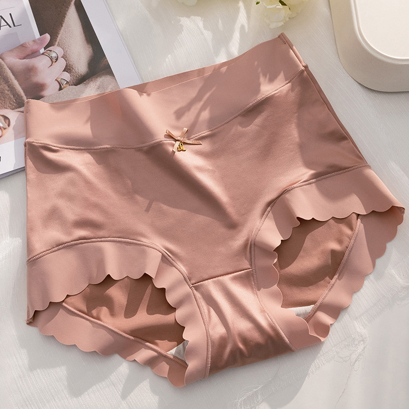 Silkeslena medelhöga satinunderkläder för kvinnor, elegant design i sidenmaterial med icke-rullande kanter.