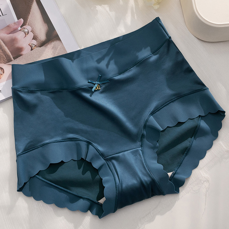 Silkeslena medelhöga satinunderkläder för kvinnor, elegant design i sidenmaterial med icke-rullande kanter.