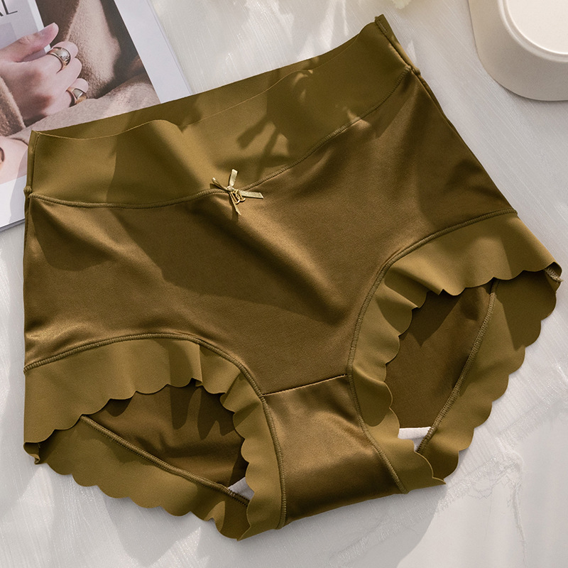 Silkeslena medelhöga satinunderkläder för kvinnor, elegant design i sidenmaterial med icke-rullande kanter.
