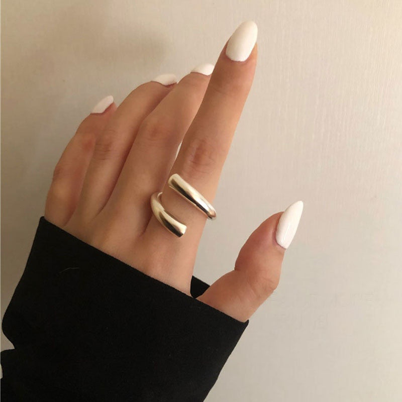 "Silverjusterbar vintage ring för unisex i elegant design, justerbar storlek, på finger, perfekt för olika tillfällen."