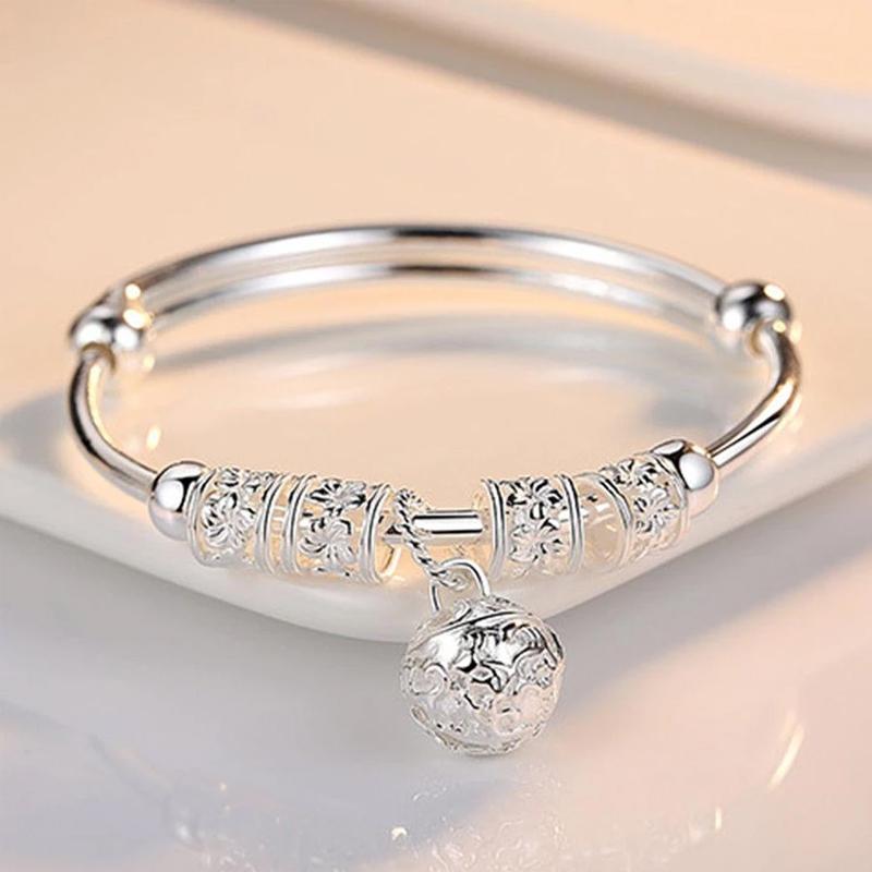 "Silvrigt justerbart armband för kvinnor med pärldetaljer, elegant blommönster, perfekt accessoar för alla smyckessamlingar."