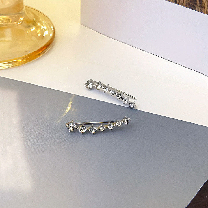 "Sju-stjärniga stiftörhängen med kristaller i guld, eleganta accessoarer för kvinnor, glänsande och sofistikerad design."