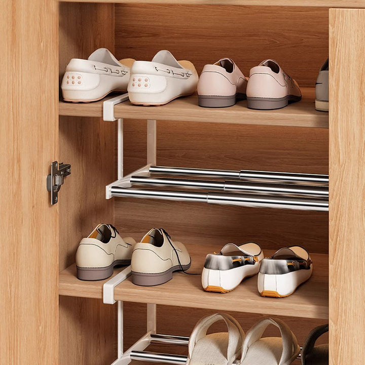 "Skoskåp i metall, svart och vit, med skiktad design för optimal hushållsorganisation och elegant förvaring."