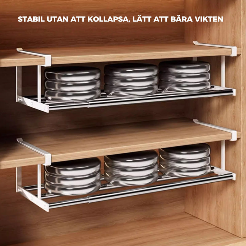 "Skoskåp i metall, svart och vit, med skiktad design för optimal hushållsorganisation och elegant förvaring."