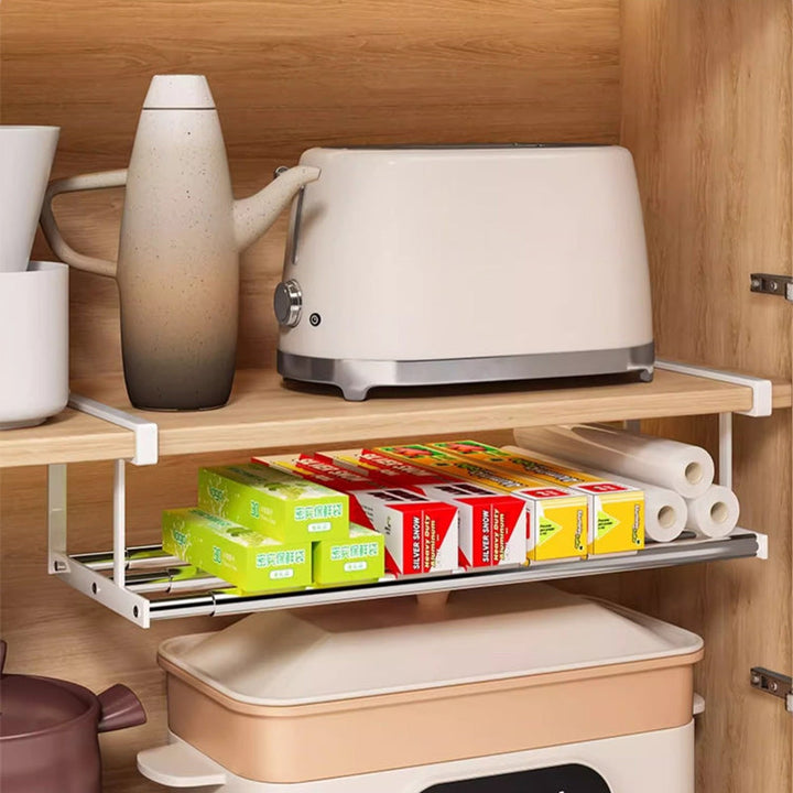 "Skoskåp i metall, svart och vit, med skiktad design för optimal hushållsorganisation och elegant förvaring."