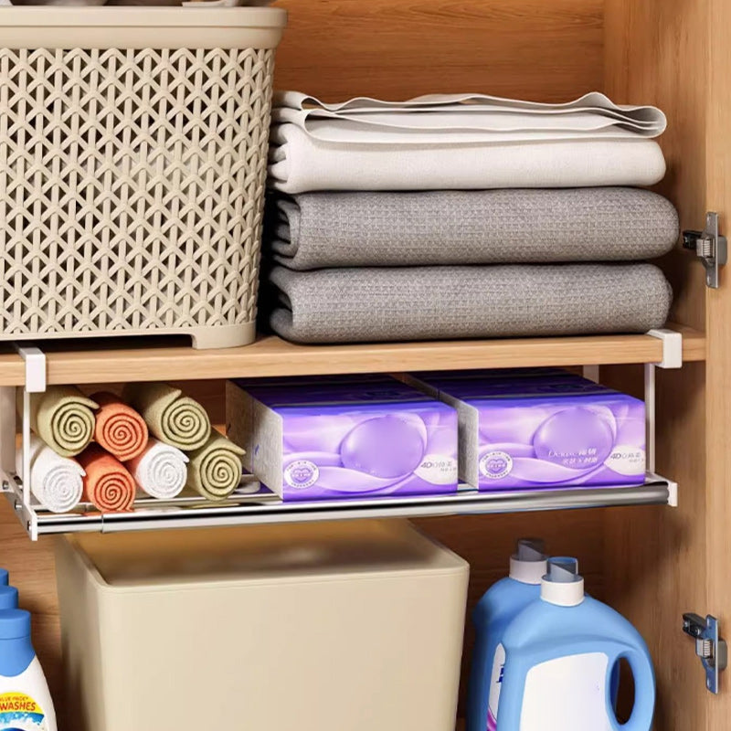 "Skoskåp i metall, svart och vit, med skiktad design för optimal hushållsorganisation och elegant förvaring."