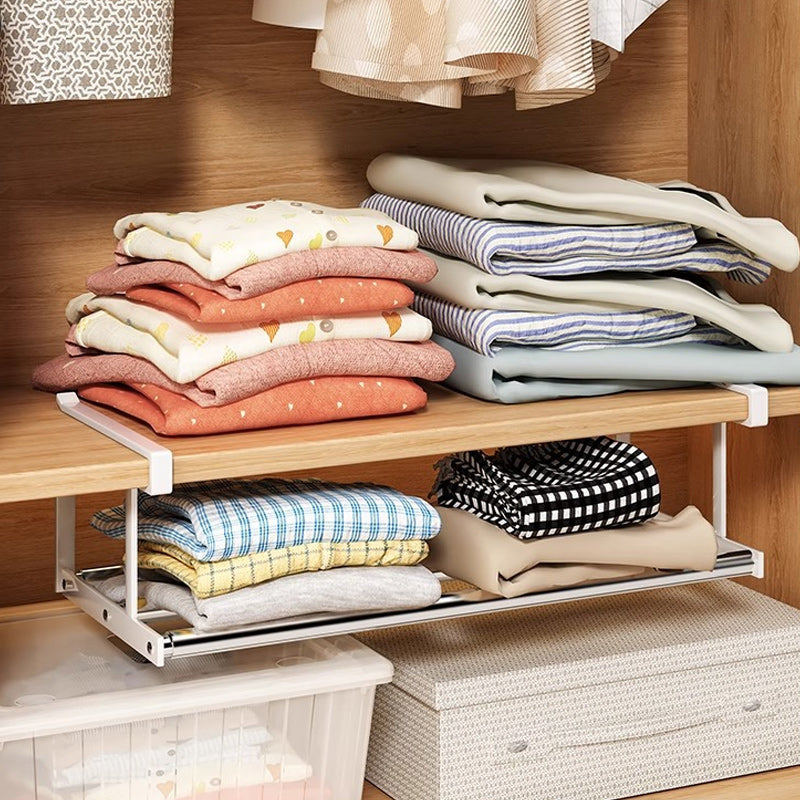 "Skoskåp i metall, svart och vit, med skiktad design för optimal hushållsorganisation och elegant förvaring."