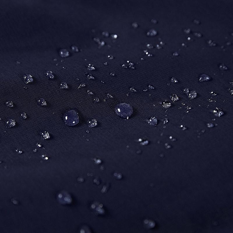 Snabbtorkande sportshorts för män, justerbart bälte, grå färg, elastiskt tyg, vattentäta för träning och fritid.