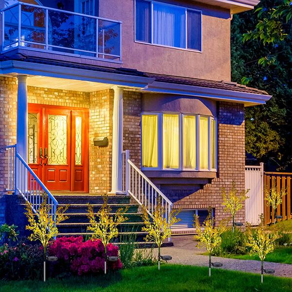 "Solar-drivet utomhusljus med gyllene blommönster som lyser upp trädgården, hållbar IP65 vattentät design, 65 cm högt."