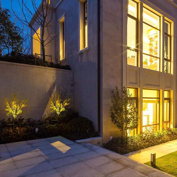 "Solar-drivet utomhusljus med gyllene blommönster som lyser upp trädgården, hållbar IP65 vattentät design, 65 cm högt."