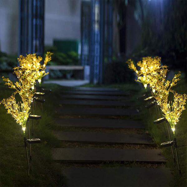 "Solar-drivet utomhusljus med gyllene blommönster som lyser upp trädgården, hållbar IP65 vattentät design, 65 cm högt."