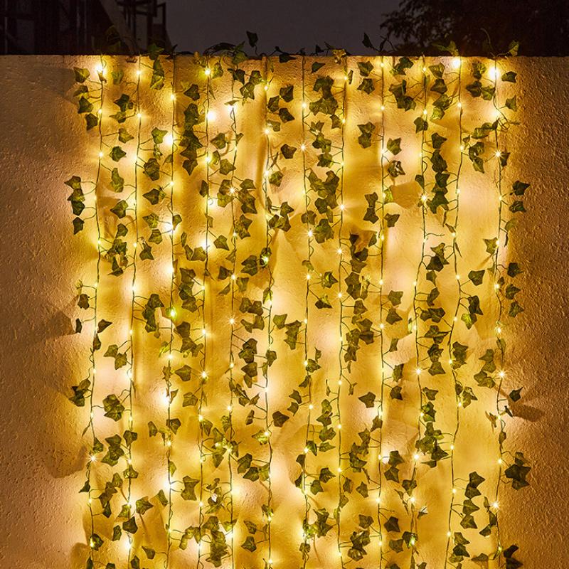 Solcellsdriven dekorativ bordslampa med klätterväxt, glödande LED-ljus, skapar varm och charmig atmosfär i hemmet.