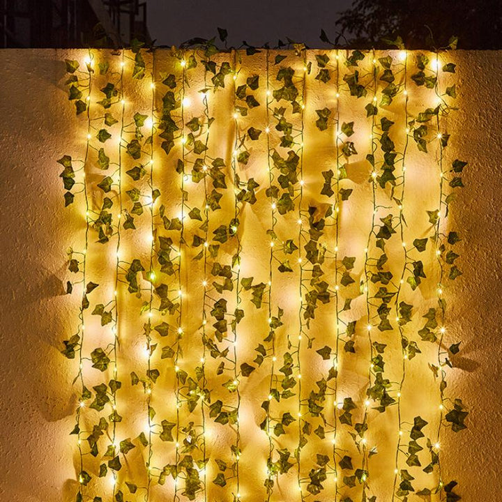Solcellsdriven dekorativ bordslampa med klätterväxt, glödande LED-ljus, skapar varm och charmig atmosfär i hemmet.