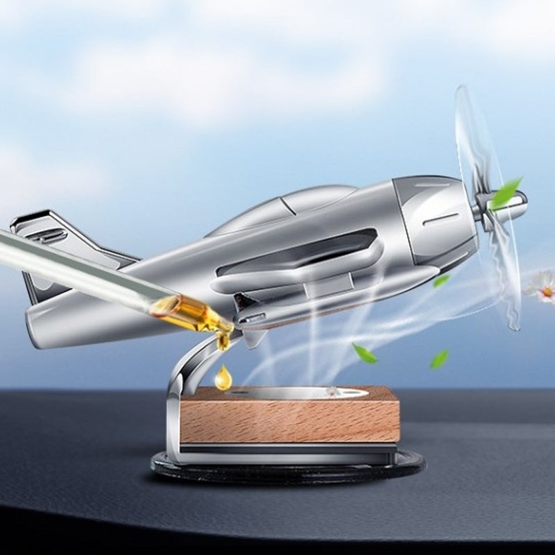 "Solenergidriven flygplansformad bilaromaterapi i silver, elegant luftfräschare med modern design för bilinteriör."