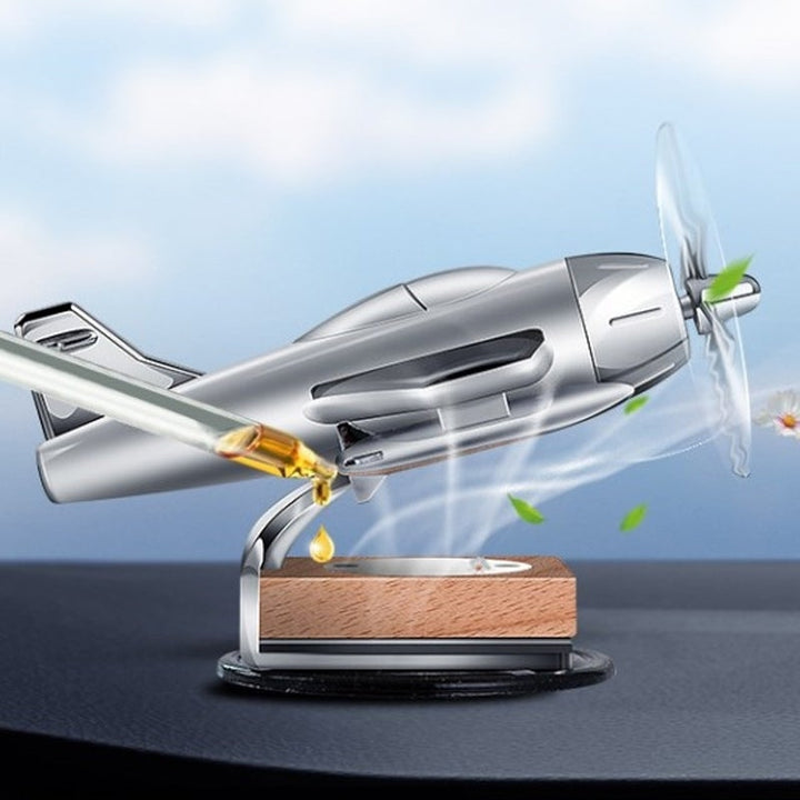 "Solenergidriven flygplansformad bilaromaterapi i silver, elegant luftfräschare med modern design för bilinteriör."