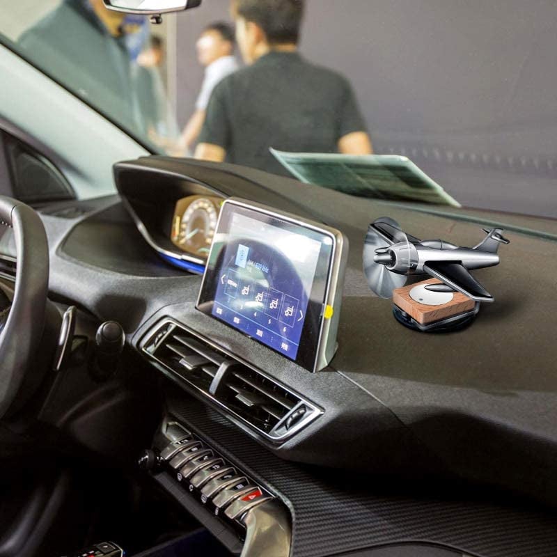 "Solenergidriven flygplansformad bilaromaterapi i silver, elegant luftfräschare med modern design för bilinteriör."