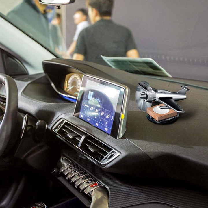 "Solenergidriven flygplansformad bilaromaterapi i silver, elegant luftfräschare med modern design för bilinteriör."