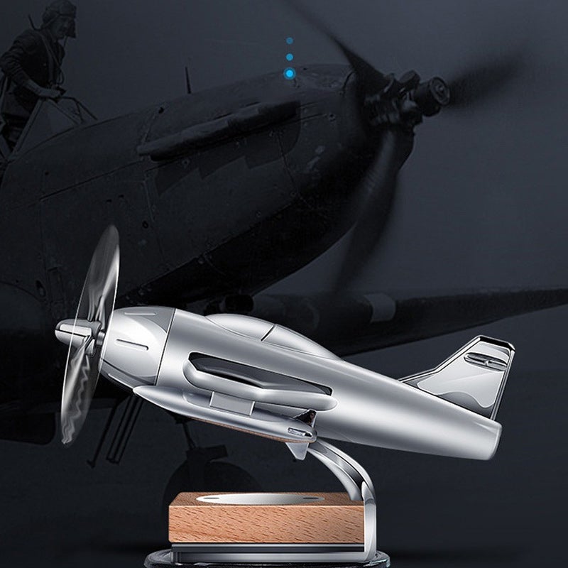 "Solenergidriven flygplansformad bilaromaterapi i silver, elegant luftfräschare med modern design för bilinteriör."