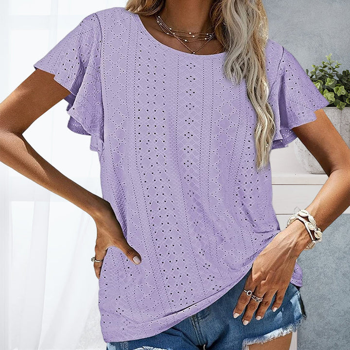 "Somrig kvinnlig t-shirt med volangärmar i ihåligt tyg, framifrån. Perfekt för soliga dagar, chic och avslappnad stil."