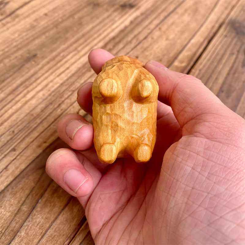 "Söt handgjord träkatt skulptur 5cm, elegant linjer, detaljarbete i buxbom, perfekt dekorationsaccessoar."