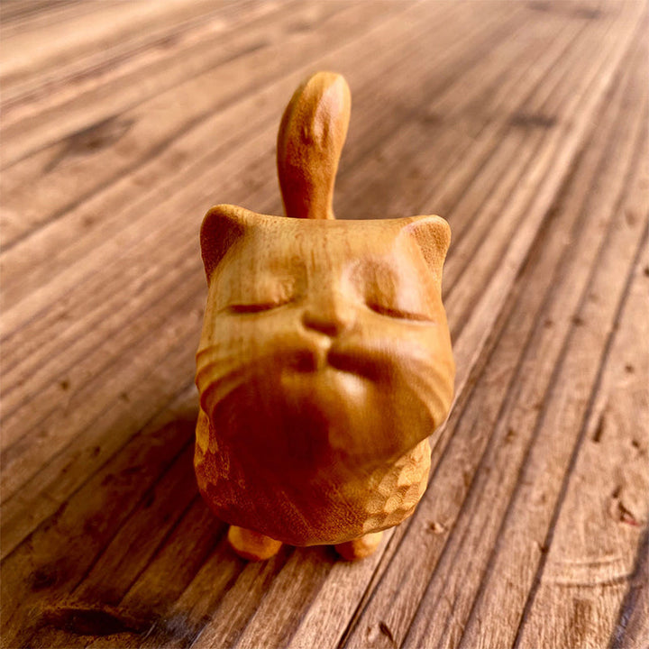 "Söt handgjord träkatt skulptur 5cm, elegant linjer, detaljarbete i buxbom, perfekt dekorationsaccessoar."