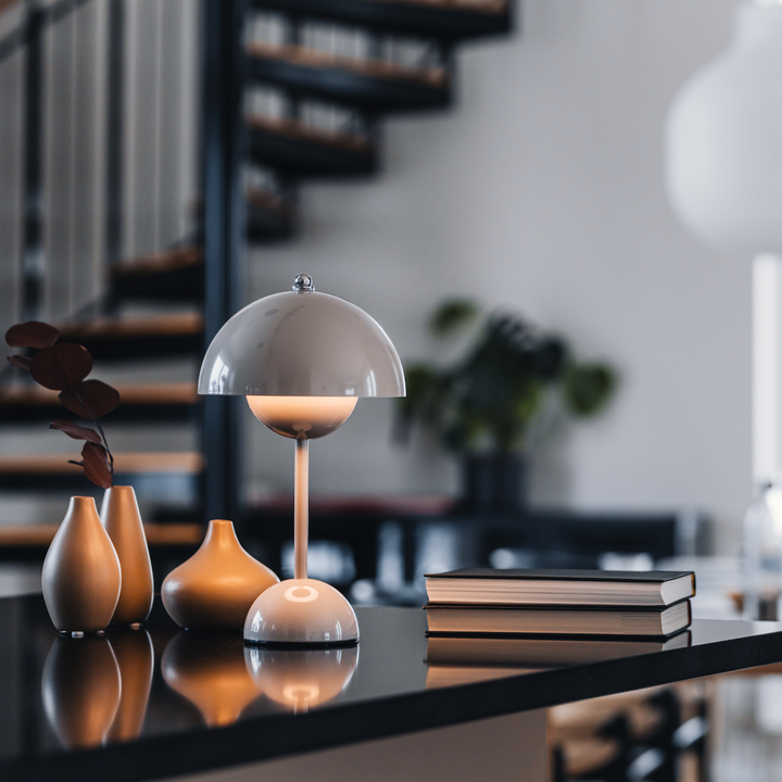 Söt svampformad bordslampa, mjuk belysning. Batteridriven, trendig design.
